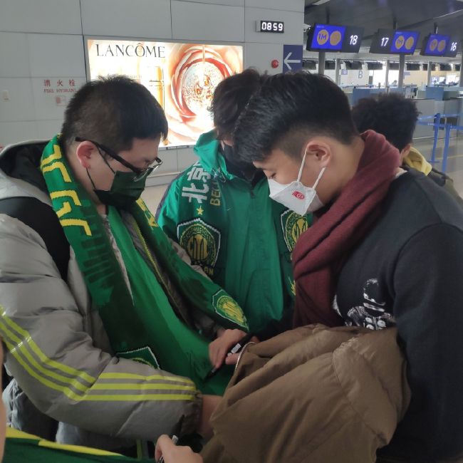 此外报道表示，拜仁在一月签帕利尼亚将面临竞争，有多支英超球队也在追逐这名28岁的球员。
